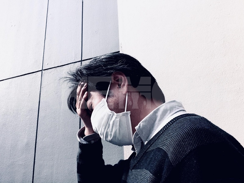 新型コロナウイルス?インフルエンザ?風邪で発熱の症状が出てきたマスク姿の男性の無料写真